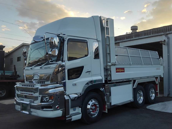 施工事例（ダンプカー・全塗装パールホワイト）